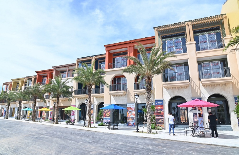 Dãy shophouse khu biển chuẩn bị được vận hành. Ảnh Novaland