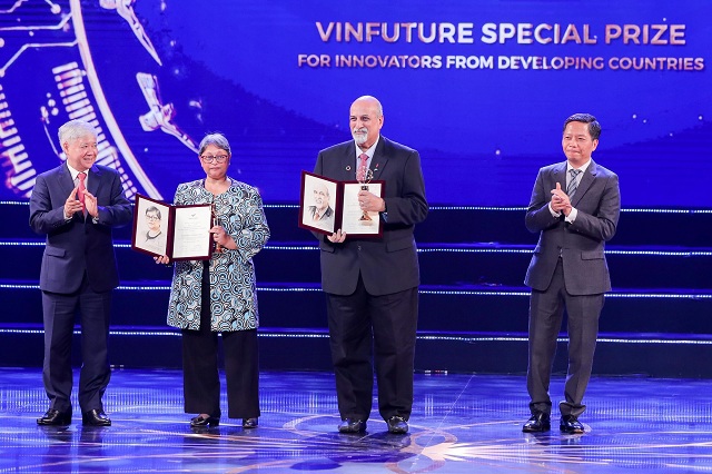 GS. Salim Abdool Karim và Quarraisha Abdool Karim nhận giải thưởng VinFuture.Ảnh: VIC