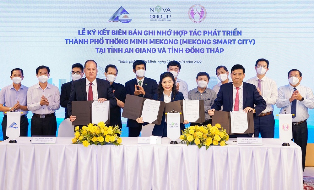 Chủ tịch UBND tỉnh An Giang, Chủ tịch UBND tỉnh Đồng Tháp cùng bà Hoàng Thu Châu - Tổng Giám đốc NovaGroup tiến hành nghi thức ký kết. Ảnh: NVL.