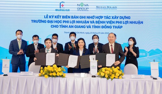 Đại diện Viện Michael Dukakis, đại diện Bệnh viện Đại học Y Hà Nội cùng NovaGroup tiến hành nghi thức ký kết hợp tác. Ảnh: NVL