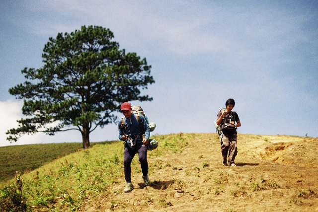 Anh Thiều Văn Sang cùng các bạn đồng hành khám phá cung trekking Tà Năng - Phan Dũng. Ảnh: Vĩnh Thành