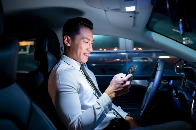 Người dùng là chủ sở hữu xe hơi sẽ được tặng đến 500 lít xăng mỗi năm và hoàn tiền 30% phí dịch vụ tại Trung tâm/Xưởng bảo dưỡng xe ô tô với thẻ tín dụng VIB Happy Drive. Ảnh: VIB