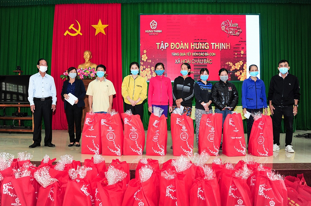 Đại diện Tập đoàn Hưng Thịnh và Lãnh đạo UBND xã Hoài Châu Bắc tặng quà cho bà con xã Hoài Châu Bắc (thị xã Hoài Nhơn, tỉnh Bình Định). Ảnh Tập đoàn Hưng Thịnh