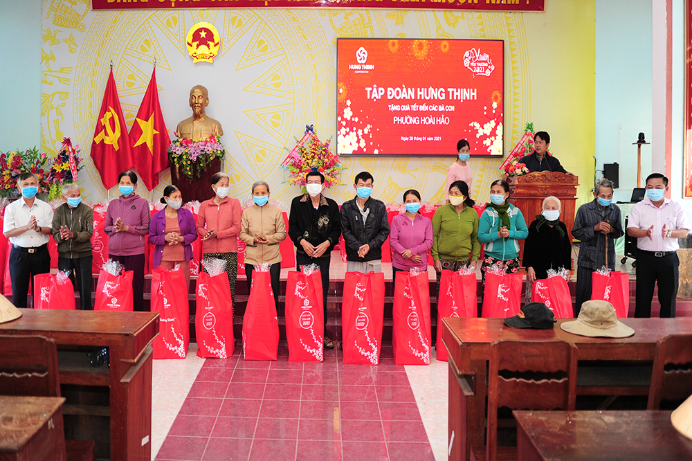 Những phần qu&agrave; nhỏ đầy y&ecirc;u thương như m&oacute;n qu&agrave; &yacute; nghĩa gửi đến b&agrave; con trong m&ugrave;a xu&acirc;n mớ. Ảnh Hưng Thịnh.