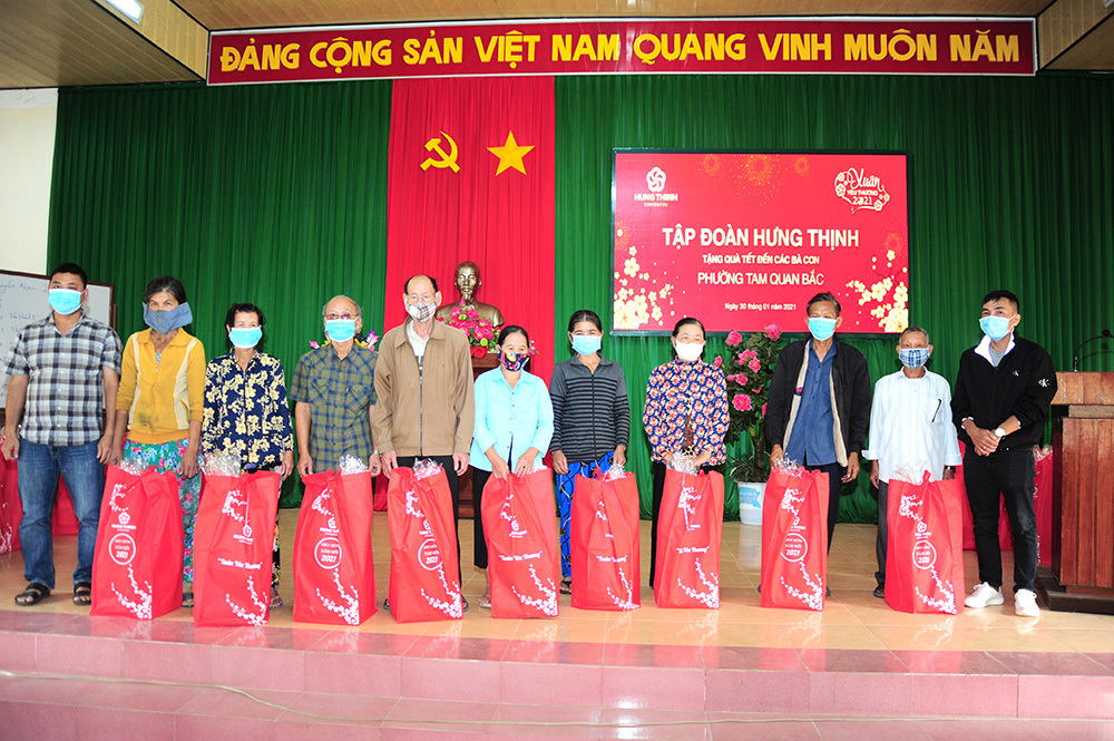 Đại diện Tập đo&agrave;n Hưng Thịnh v&agrave; L&atilde;nh đạo UBND x&atilde; Nhơn Hải tặng qu&agrave; cho b&agrave; con cư d&acirc;n Hải Giang (x&atilde; Nhơn Hải, TP.Quy Nhơn, tỉnh B&igrave;nh Định). Ảnh Hưng Thịnh.