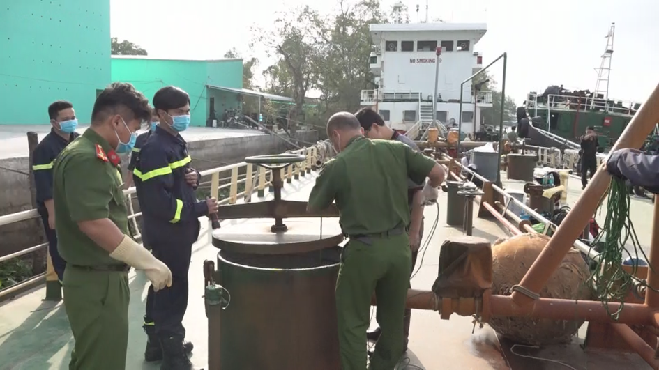 Công an Đồng Nai lấy mẫu xăng trên tàu. Ảnh CAĐN