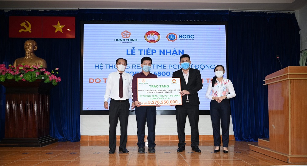 Tập đoàn Hưng Thịnh trao tặng hệ thống máy xét nghiệm Covid-19 tự động đầu tiên tại TP. Hồ Chí Minh. Ảnh Thu Trangh