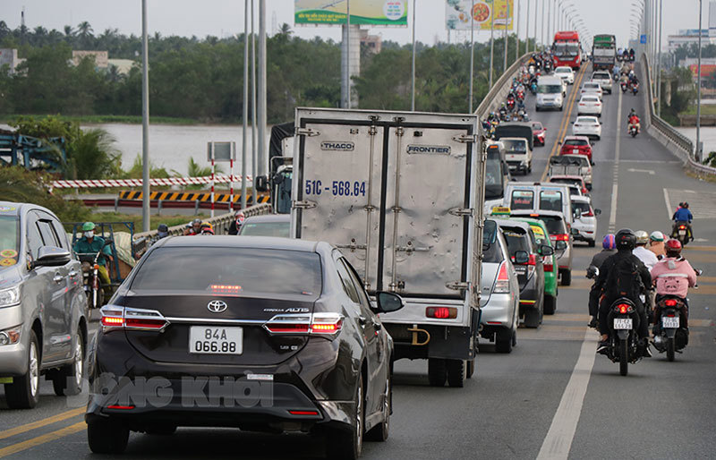 Phương tiện tham gia giao thông qua cầu Rạch Miễu Tết Nhâm dần 2022. Ảnh: Thạch Thảo
