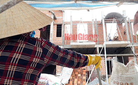 Dự án nhà ở xã hội thấp tầng liền kề tại phường V, thành phố Vị Thanh, đang được thi công. Ảnh: Ngọc Hưởng