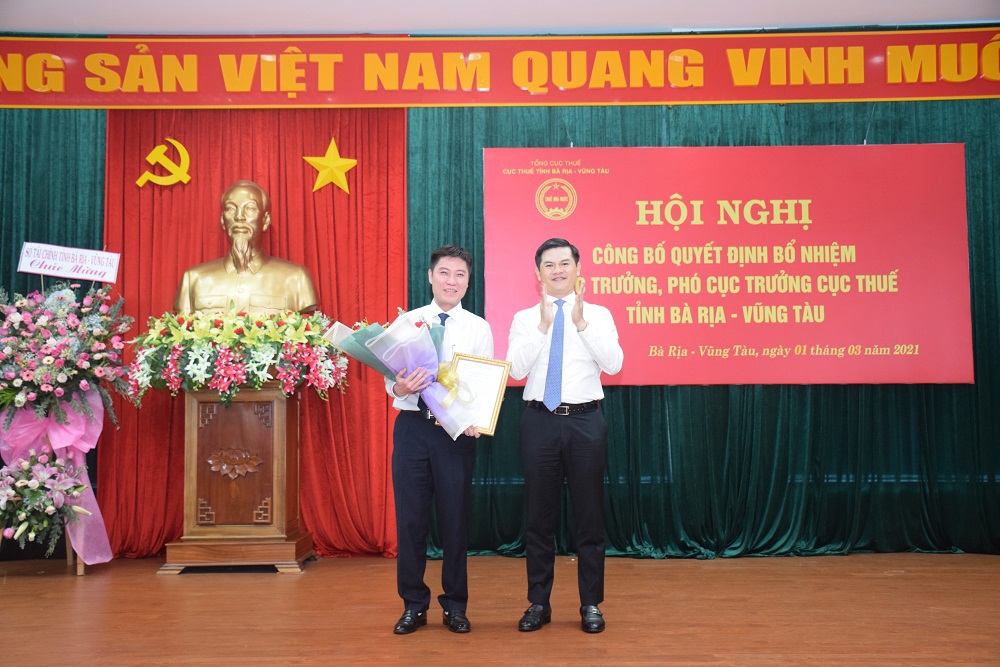 Ông Vũ Chí Hùng, Phó Tổng cục trưởng Tổng cục Thuế (phải) trao quyết định bổ nhiệm ông Trần Quang Hưng. Ảnh Cục Thuế Bà Rịa - Vũng Tàu.