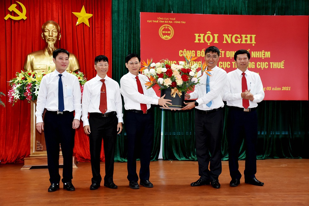 Ông Lê Ngọc Khánh, Phó Chủ tịch UBND Tỉnh tặng hoa chúc mừng ông Nguyễn Nam Bình và các Phó Cục trưởng Cục Thuế tỉnh Bà Rịa - Vũng Tàu. Ảnh Cục Thuế Bà Rịa - Vũng Tàu.