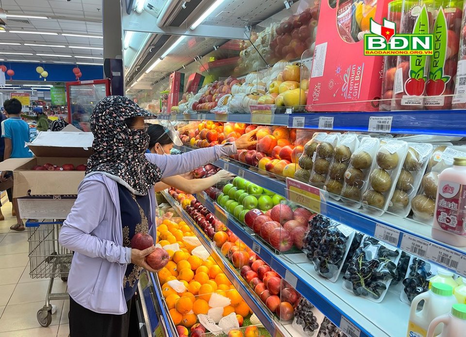 Khách hàng khi mua sắm các sản phẩm tại Siêu thị Co.opmart Đắk Nông đã được giảm thuế GTGT. Ảnh: Nguyễn Lương