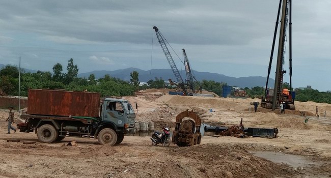 Các nhà thầu đang tập trung thi công tuyến đường Điện Biên Phủ nối dài đến Khu đô thị Diêm Vân. Ảnh: TS