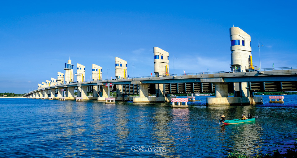 Cống sông Cái Lớn là hợp phần chính trong dự án cống thuỷ lợi Cái Lớn - Cái Bé. Ảnh: Hữu Nghĩa