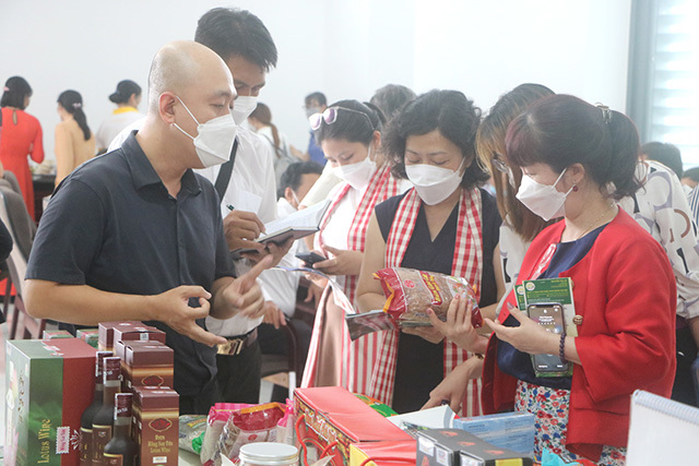 Công ty Cổ phần thương mại dịch vụ Tổng hợp Wincommerce tìm hiểu các sản phẩm của doanh nghiệp Đồng Tháp. Ảnh: Mỹ Lý