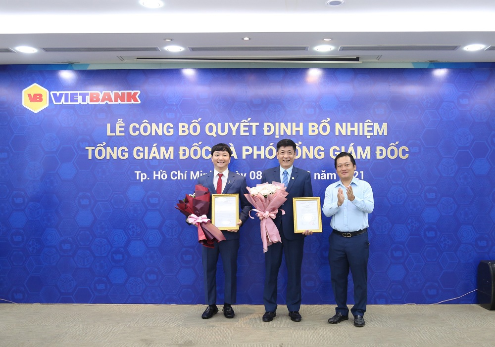 Ông Lê Huy Dũng (ở giữa) nhận Quyết định bổ nhiệm chức danh TGĐ Vietbank và ông Nguyễn Tiến Sỹ (ngoài cùng bên trái) nhận Quyết định bổ nhiệm chức danh Phó TGĐ Vietbank từ ông Dương Nhất Nguyên – Phó Chủ tịch HĐQT Vietbank (ngoài cùng bên phải). Ảnh Vietbank