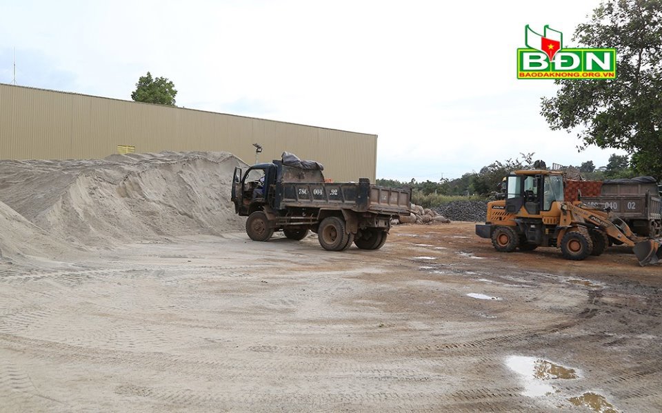 Không khí tương đối yên ắng tại một đại lý cung cấp VLXD lớn tại phường Nghĩa Trung (TP. Gia Nghĩa, tỉnh Đắk Nông). Ảnh: Lê Phước