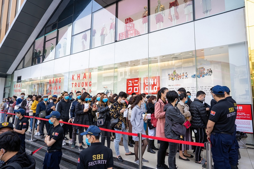 Sự xuất hiện của Uniqlo tiếp tục lập kỷ lục mới với hàng dài tín đồ mua sắm xếp hàng chờ khai trương. Ảnh Vingoup