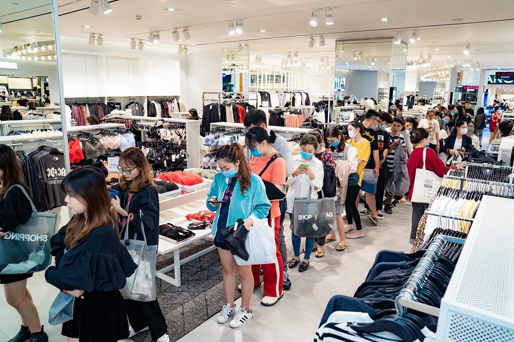 Người dân chen chân mua sắm dịp Black Friday tại Việt Nam, minh chứng cho sức mua được phục hồi nhanh chóng. Ảnh VIC