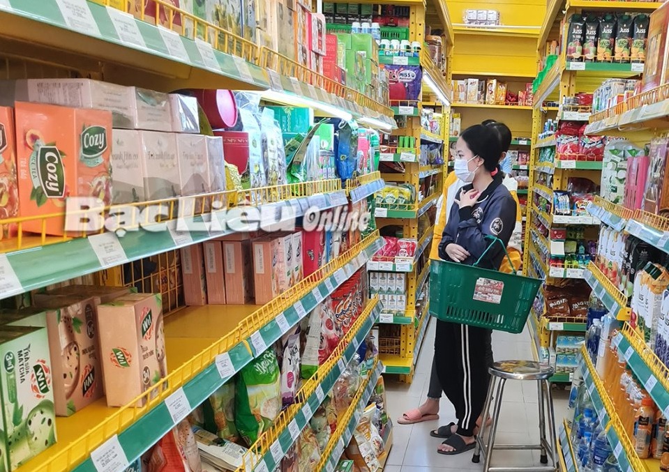 Người tiêu dùng mua hàng hóa thiết yếu tại cửa hàng Bách hóa Xanh. Ảnh: T.Q