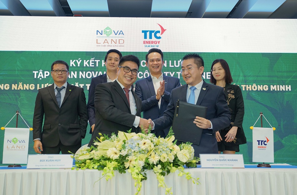 Ông Bùi Xuân Huy – Tổng Giám đốc Tập đoàn Novaland và ông Nguyễn Quốc Khánh – Chủ tịch HĐQT TTC Energy thực hiện nghi thức ký kết. Ảnh NVL