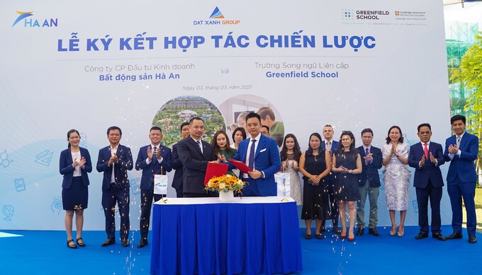 Lễ ký kết hợp tác chiến lược giữa chủ đầu tư khu đô thị Gem Sky World 92 ha tại Long Thành và Hệ thống giáo dục Greenfield School sáng ngày 3/3. Ảnh: Hoàng Nam.