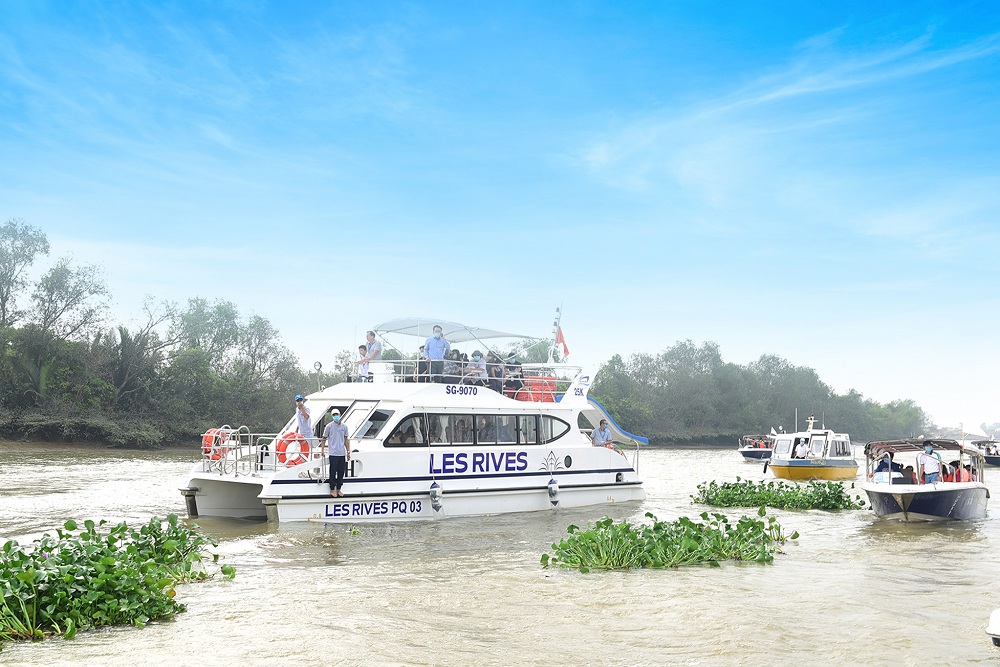 Kh&aacute;ch h&agrave;ng, nh&agrave; đầu tư tham gia tour trải nghiệm đường s&ocirc;ng, tham quan nh&agrave; mẫu đ&ocirc; thị đảo Phượng Ho&agrave;ng. Ảnh Novaland