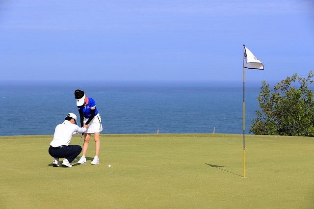 Doanh nh&acirc;n L&ecirc; Ngọc Diệp rất th&iacute;ch th&uacute; khi trải nghiệm s&acirc;n golf PGA với quy chuẩn 36 hố đẳng cấp quốc tế. Ảnh: NVL