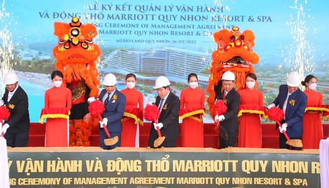Các đại biểu tiến hành nghi thức động thổ Marriott Quy Nhon Resort & Spa. Ảnh: HT.