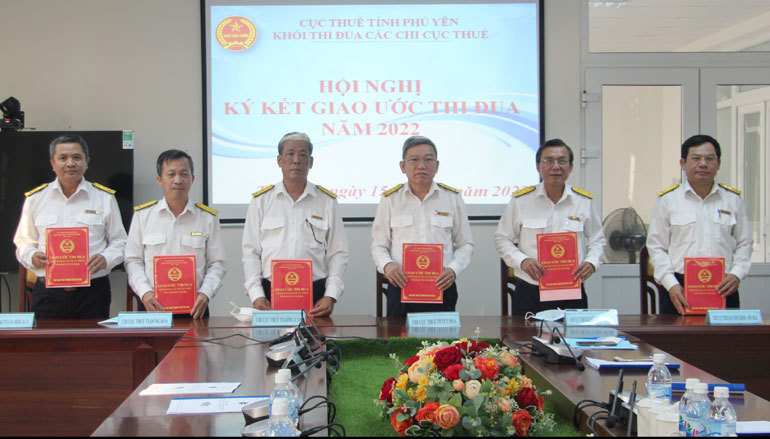 Đại diện 6 chi cục thuế trên địa bàn tỉnh ký kết giao ước thi đua khối năm 2022. Ảnh: Việt An