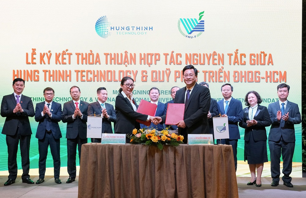 Bà Trần Thượng Thu Giang - Phó tổng giám đốc Tập đoàn Hưng Thịnh kiêm Chủ tịch HĐQT Hung Thinh Technology và PGS.;TS. Nguyễn Đình Tứ - Chánh văn phòng Đại học Quốc gia TP. HCM kiêm Giám đốc Quỹ Phát triển Đại học Quốc gia TP HCM thực hiện nghi thức ký kết thỏa thuận hợp tác. Ảnh: Tập đoàn Hưng Thịnh.