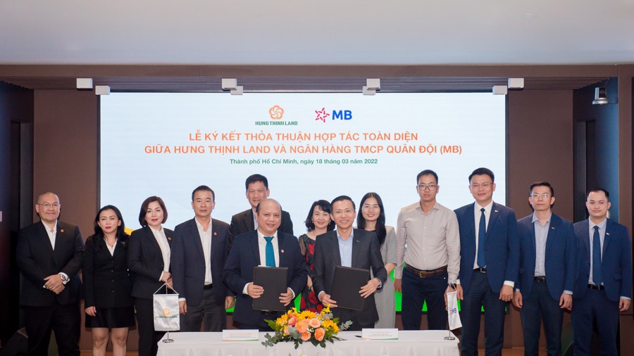 Ông Lê Trọng Khương – Phó Chủ tịch Tập đoàn Hưng Thịnh kiêm Tổng Giám đốc Hưng Thịnh Land (trái) và ông Phạm Như Ánh – Thành viên Ban điều hành MB thực hiện nghi thức ký kết hợp tác với sự chứng kiến của đại diện 2 đơn vị. Ảnh: HT