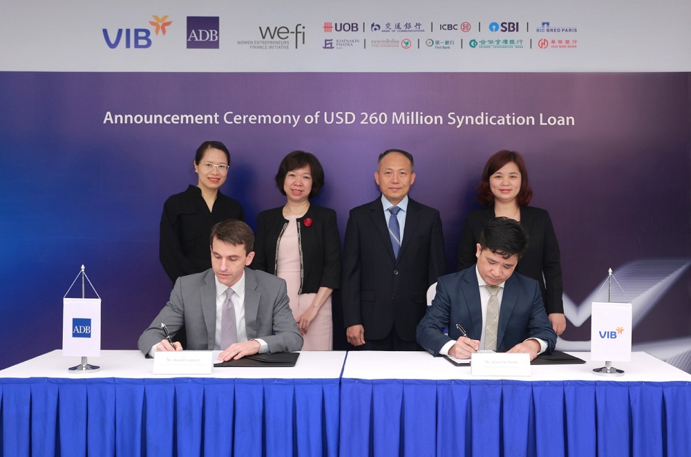 Đại diện ADB, VIB, UOB và các bên tại lễ công bố. Ảnh: Thu Hà