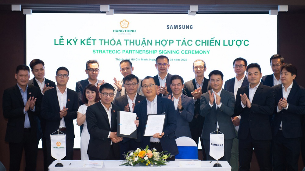 Ông Võ Văn Khang - Phó TGĐ Tập đoàn Hưng Thịnh và ông Kevin Lee – TGĐ Samsung Vina ký kết hợp tác chiến lược trước sự chứng kiến của các đại biểu. Ảnh: HT.