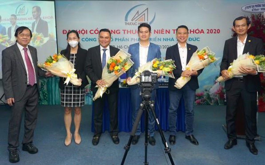 Ông Lê Chí Hiếu tặng hoa cho thành viên HĐQT mới. Ảnh: TDH