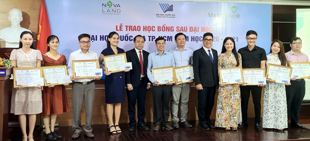 PGS.,TS. Vũ Hải Quân và Tổng Giám đốc Tập đoàn Novaland Bùi Xuân Huy trao học bổng cho các nghiên cứu sinh có thành tích xuất sắc. Ảnh Novaland