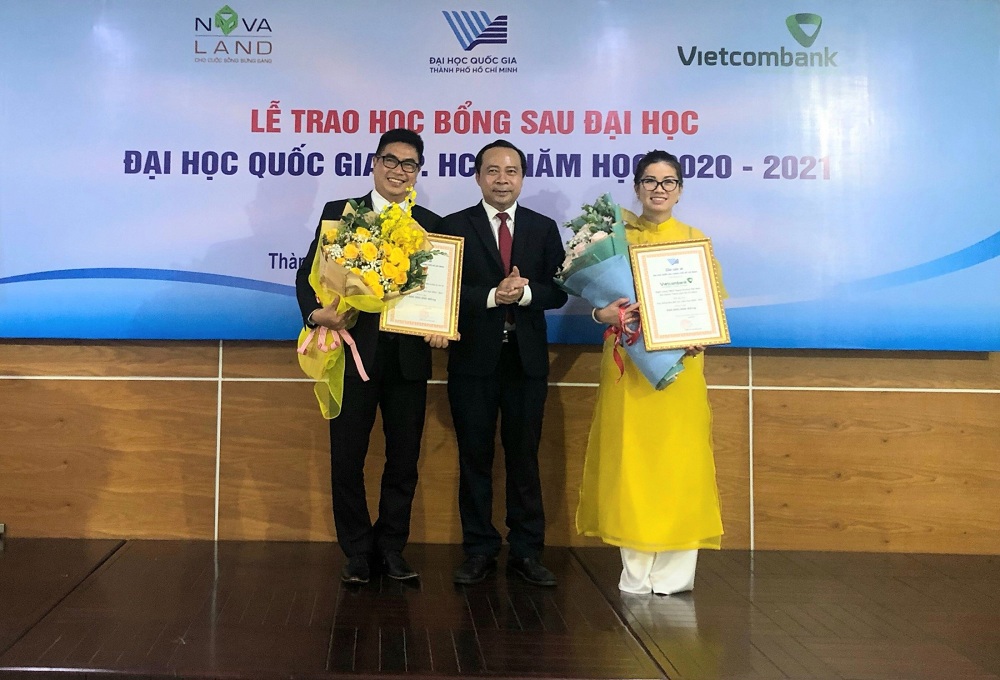 PGS.,TS. Vũ Hải Qu&acirc;n trao hoa v&agrave; gửi lời cảm ơn tới c&aacute;c nh&agrave; t&agrave;i trợ. Ảnh Novaland