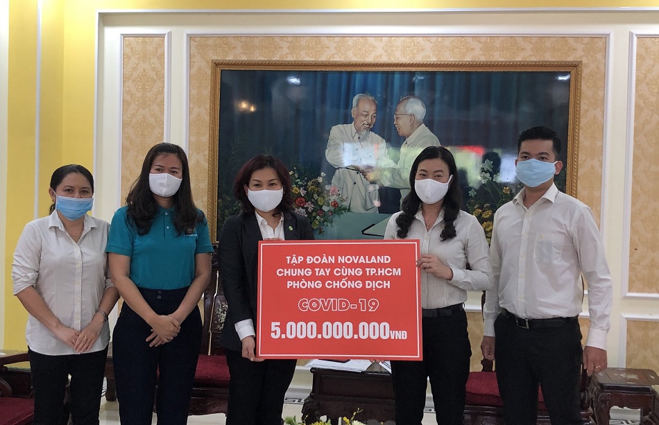 Bà Nguyễn Thùy Dương, (áo đen) đại diện Tập đoàn Novaland trao 5 tỷ đồng cùng TP. Hồ Chí Minh phòng, chống dịch Covid-19. Ảnh NVL