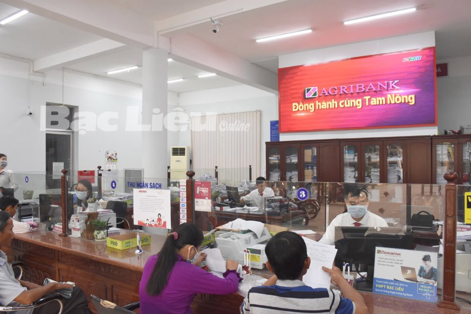 Vay vốn phát triển sản xuất - kinh doanh tại Phòng Giao dịch Ngân hàng Agribank huyện Phước Long. Ảnh: K.T