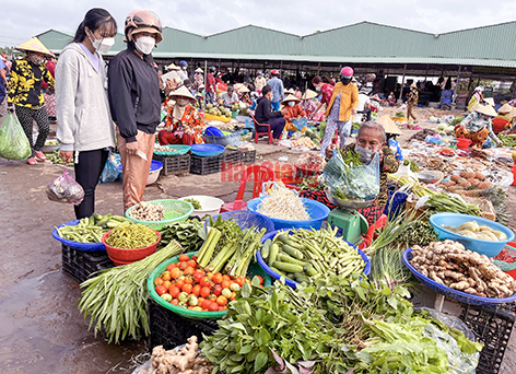 Theo các tiểu thương, một số loại thực phẩm có tăng do nhiều yếu tố tác động như chi phí vận chuyển, thời tiết nắng nóng và biến động từ sức mua. Ảnh: T. Trang