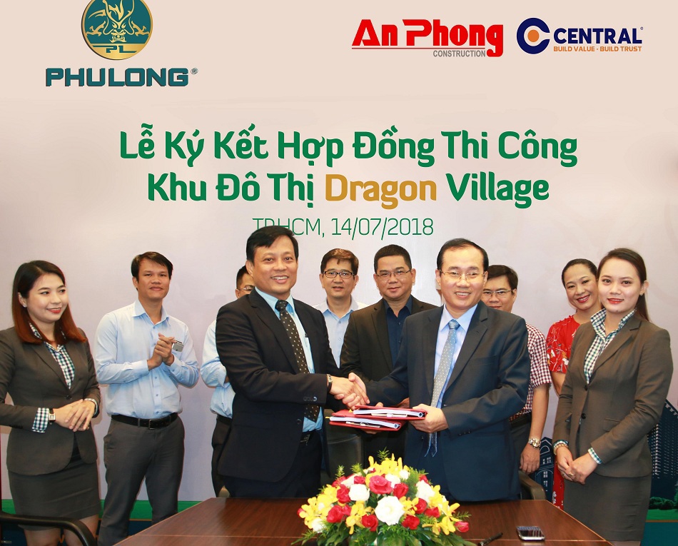 Toàn cảnh buổi lễ ký kết của Ban lãnh đạo Phú Long và lãnh đạo các nhà thầu thi công. Ảnh PL