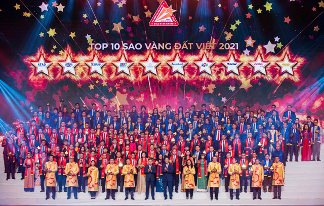 Đại diện các doanh nghiệp được vinh danh giải thưởng Sao Vàng đất Việt năm 2021 cùng chụp hình lưu niệm