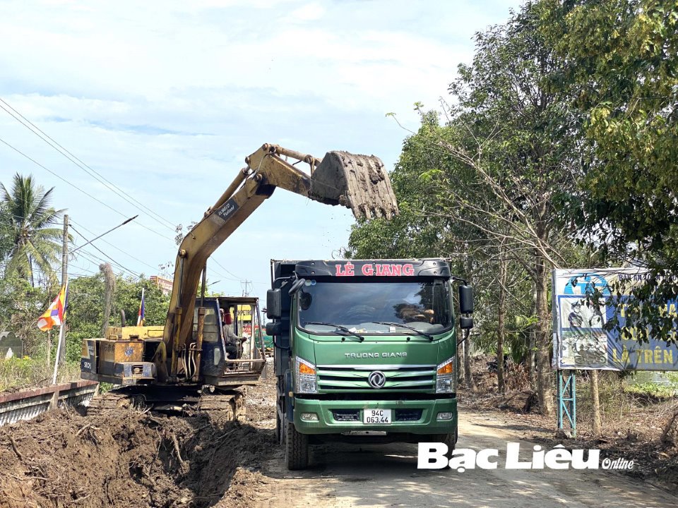 Thi công tuyến giao thông Ninh Hòa về thị trấn Ngan Dừa (huyện Hồng Dân) từ vốn đầu tư công. Ảnh: Lư Trung