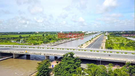 Tuyến giao thông đê biển Bạc Liêu đang được tập trung đẩy nhanh tiến độ từ vốn đầu tư công. Ảnh: Lư Dũng
