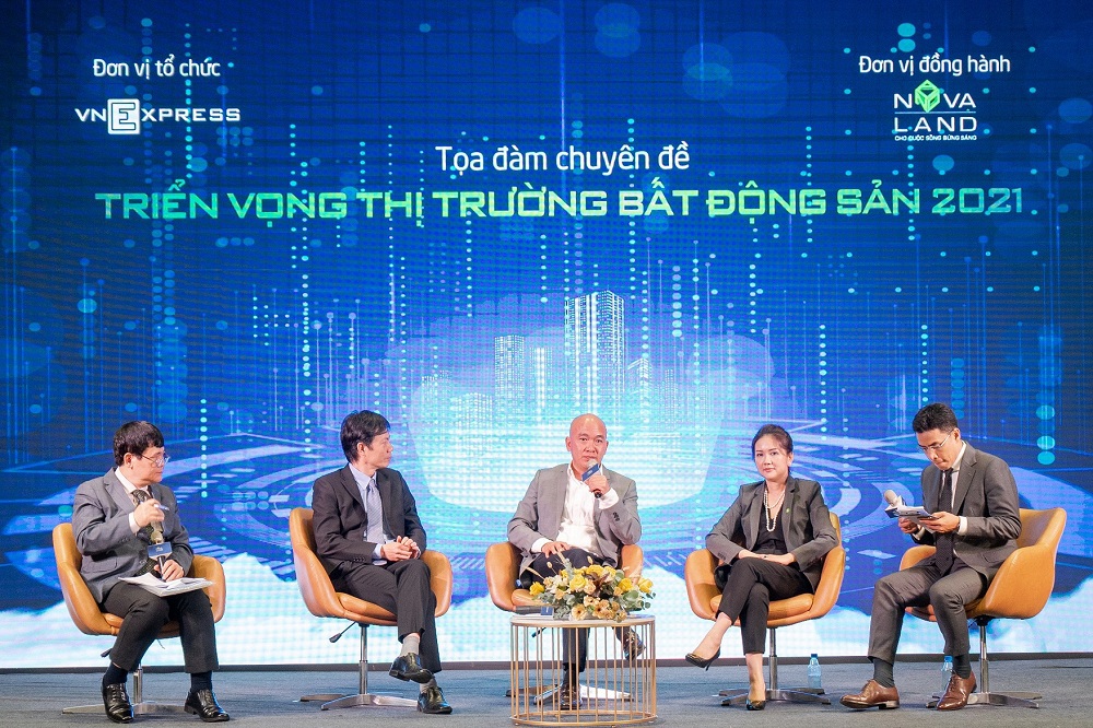 Diễn giả tham gia thảo luận về phân khúc bất động sản đô thị sinh thái. Ảnh NVL