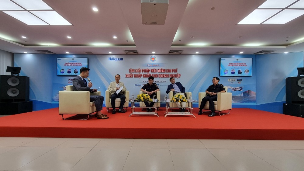 Diễn giả tham gia tại tọa đàm “Tìm giải pháp kéo giảm chi phí xuất nhập khẩu cho doanh nghiệp”. Ảnh: Thanh Sơn