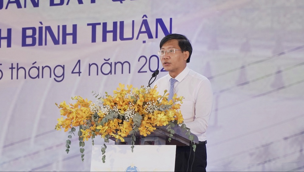 &Ocirc;ng L&ecirc; Tuấn Phong &ndash; Chủ tịch UBND tỉnh B&igrave;nh Thuận phát bi&ecirc;̉u tại Lễ chuẩn bị mặt bằng v&agrave; triển khai x&acirc;y dựng s&acirc;n bay Phan Thiết ngày 5/4. Ảnh Novaland