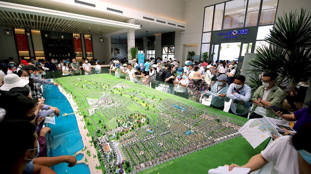 Nhà đầu tư tham quan sa bàn Dự án NovaWorld Phan Thiet tháng 3 vừa qua. Ảnh Novaland