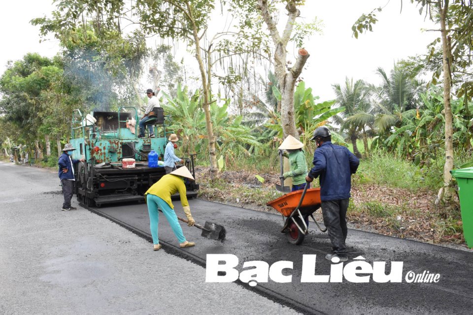 Thi công lộ giao thông trên địa bàn huyện Vĩnh Lợi từ vốn đầu tư công. Ảnh: K.T
