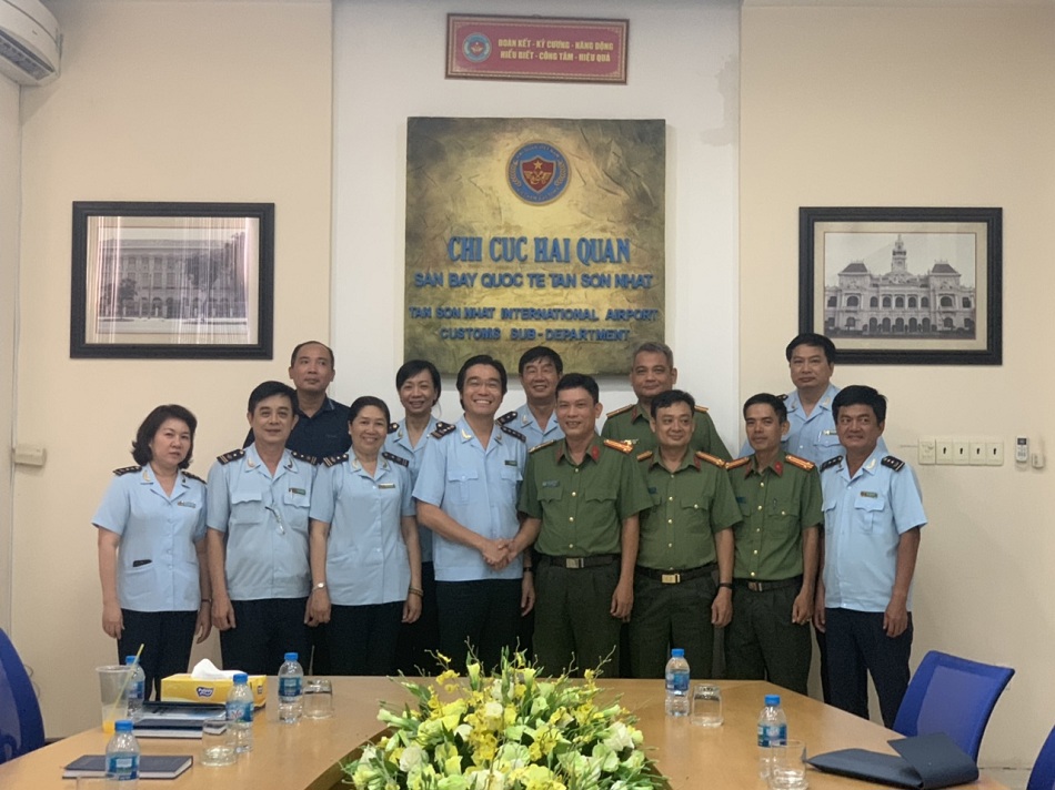 Lãnh đạo Chi cục Hải quan cửa khẩu sân bay quốc tế Tân Sơn Nhất và Phòng An ninh kinh tế (PA04) TP. HCM tại buổi làm việc. Ảnh Thanh Tùng